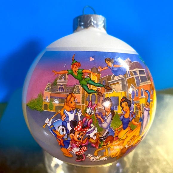 WALT DISNEY WORLD 25 YEARS REMEMBER THE MAGIC HOLIDAY CHRISTMAS ORNAMENT - Picture 7 of 16